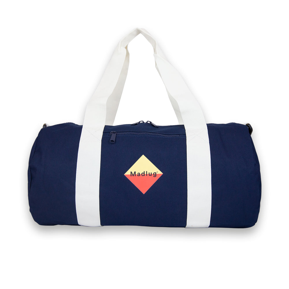 Duffel bag in navy. Front view with logo.